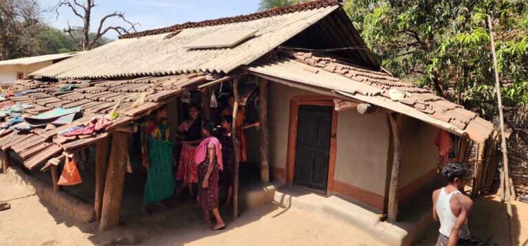 सुकमा में अज्ञात बीमारी का कहर, एक-दो माह में आठ ग्रामीणों की मौत, बुजुर्ग महिला को पेड़ के नीचे ग्लूकोज चढ़ाया सुकमा में अज्ञात बीमारी का कहर, एक-दो माह में आठ ग्रामीणों की मौत, बुजुर्ग महिला को पेड़ के नीचे ग्लूकोज चढ़ाया