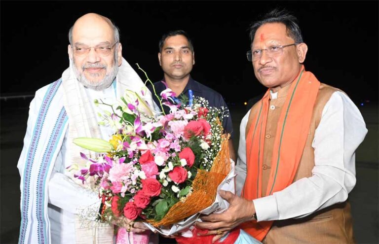 केंद्रीय गृह मंत्री शाह का मुख्यमंत्री साय ने स्वामी विवेकानंद विमानतल पर किया आत्मीय स्वागत