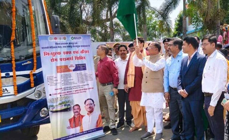 कैंसर डिटेक्शन वैन को मुख्यमंत्री साय ने हरी झंडी दिखाकर किया रवाना