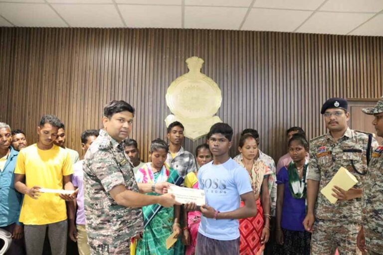 नक्सलियों को  छत्तीसगढ़ सरकार देगी एलएमजी के बदले 5 लाख और एके-47 पर 4 लाख रुपये