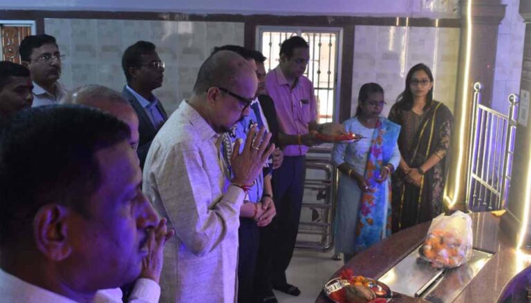 राज्यपालरमेन डेका ने माँ गंगा मैय्या की पूजा-अर्चना कर राज्य की सुख, समृद्धि की कामना की