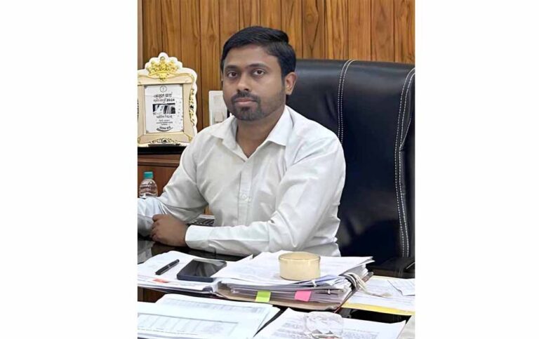 जनदर्शन के आवेदनों त्वरित निराकरण करने विभागों को कलेक्टर ने दिए निर्देश