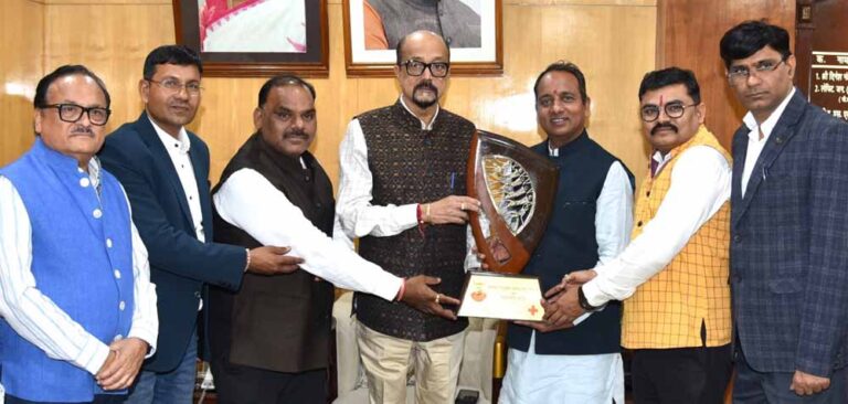 छत्तीसगढ़ राज्य रेडक्रॉस सोसायटी के नव निर्वाचित पदाधिकारियों ने राज्यपाल से की भेंट