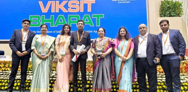 प्रधानमंत्री मोदी से राजस्व विभाग के प्रमुख सचिव पोरवाल ने प्राप्त किया पुरस्कार