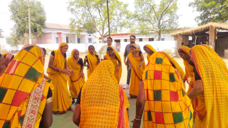 रायपुर : सुशासन तिहार- 2025 : ग्रामीण अंचल में सुआ नृत्य बना जनजागरूकता का माध्यम रायपुर : सुशासन तिहार- 2025 : ग्रामीण अंचल में सुआ नृत्य बना जनजागरूकता का माध्यम