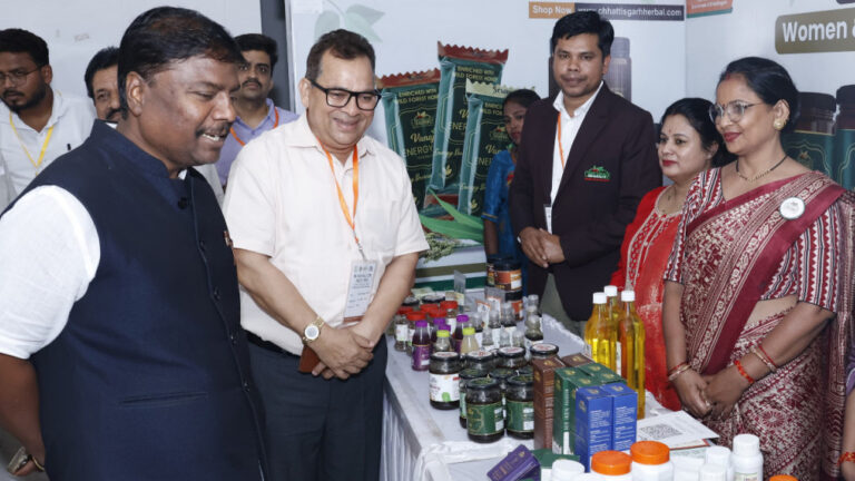 संग्राहकों के आय में और किस प्रकार वृद्धि की जा सकती है, वनवासी संग्राहकों के आर्थिक सहायता के लिये मार्ग दर्शन दिया गया: मंत्री कश्यप