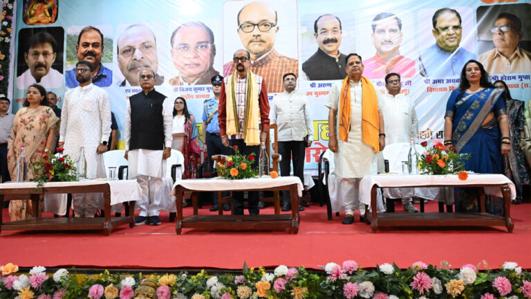 राज्यपाल रमेन डेका बिलासपुर के लखीराम ऑडिटोरियम में आयोजित मध्यदेशीय वैश्य महासभा के राष्ट्रीय सम्मेलन में शामिल हुए