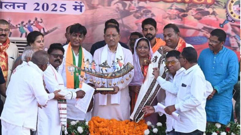 मुख्यमंत्री खल्लारी में कंवर-पैंकरा समाज के महासभा में हुए शामिल