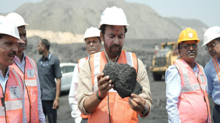 केंद्रीय कोयला मंत्री जी किशन रेड्डी ने खदान में उतरकर, कोयले को उठाकर खदान को करीब से देखा