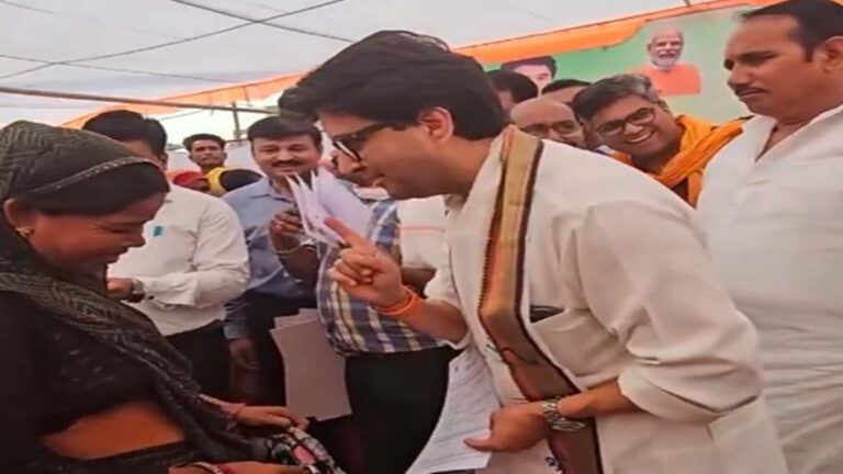 मंत्री सिंधिया ने गुटखा खा रही महिला को टोका और उसके बैग से गुटखा निकलवाकर फिंकवा दिया मंत्री सिंधिया ने गुटखा खा रही महिला को टोका और उसके बैग से गुटखा निकलवाकर फिंकवा दिया