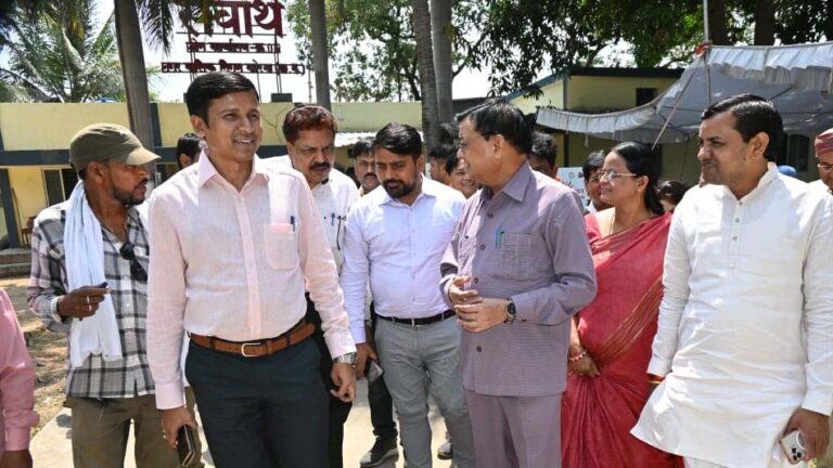 उद्योग मंत्री नगर पालिक निगम कोरबा के दर्री जोनांतर्गत आयोजित सुशासन तिहार शिविर में पहुंचे