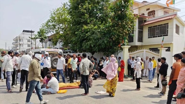 सीधी में सांसद की बहू पर लगा दुर्घटना का आरोप, परिजनों ने किया जमकर प्रदर्शन