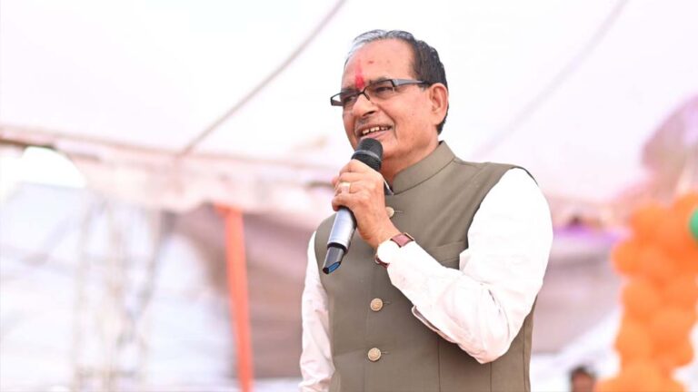 मंत्री शिवराज सिंह चौहान ने कन्नौद में हितग्राहियों को प्रधानमंत्री आवास के स्वीकृति पत्र वितरित किए और कई विकास कार्यों का भूमिपूजन-लोकार्पण किया