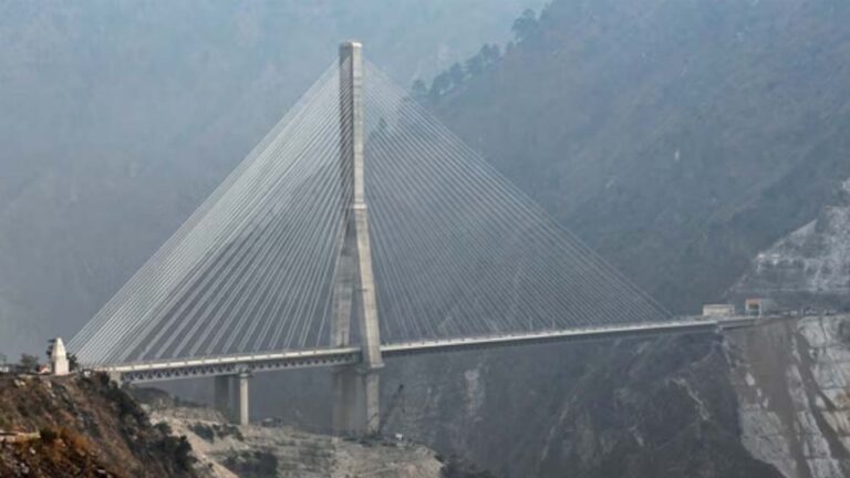 पहाड़ों के बीच प्रगति का सेतु ‘अंजी खड्ड’