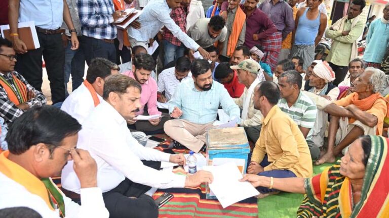 सुशासन तिहार 2025 :कलेक्टर और जिला पंचायत अध्यक्ष ने जमीन पर बैठकर ग्रामीणों से सीधा संवाद किया