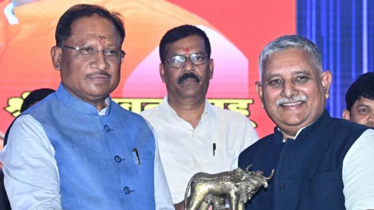 मुख्यमंत्री साय छत्तीसगढ़ पाठ्य पुस्तक निगम के नवनियुक्त अध्यक्ष राजा पांडेय के पदभार ग्रहण समारोह में हुए शामिल