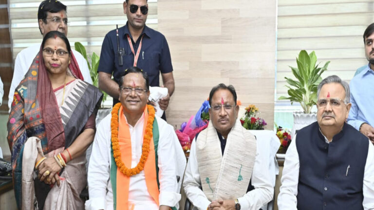 मुख्यमंत्री साय ने रामसेवक पैकरा वरिष्ठ राजनेता हैं और सामाजिक जीवन का उन्हें लंबा अनुभव है मुख्यमंत्री साय ने रामसेवक पैकरा वरिष्ठ राजनेता हैं और सामाजिक जीवन का उन्हें लंबा अनुभव है