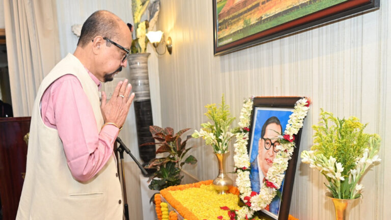 राज्यपाल ने भारत रत्न डॉ. भीमराव अंबेडकर को दी श्रद्धांजलि राज्यपाल श्री रमेन डेका राज्यपाल ने भारत रत्न डॉ. भीमराव अंबेडकर को दी श्रद्धांजलि राज्यपाल श्री रमेन डेका