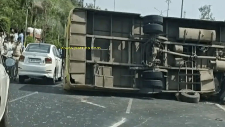 बरकतउल्ला यूनिवर्सिटी के करीब स्कूल बस पलटी, 14 लोग सवार थे बरकतउल्ला यूनिवर्सिटी के करीब स्कूल बस पलटी, 14 लोग सवार थे