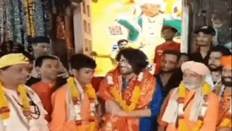 MLA गोलू शुक्ला के बेटे रुद्राक्ष ने किया सरेंडर, पुजारी से पैर छूकर मांगी माफी; गाड़ी भी जब्त MLA गोलू शुक्ला के बेटे रुद्राक्ष ने किया सरेंडर, पुजारी से पैर छूकर मांगी माफी; गाड़ी भी जब्त