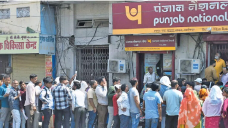 ग्वालियर में अमरनाथ यात्रा रजिस्ट्रेशन के लिए उमड़ी भीड़, बैंक में घुसकर कुर्सियां तोड़ी, पुलिस ने संभाला मोर्चा