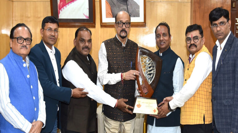 छत्तीसगढ़ राज्य रेडक्रॉस सोसायटी के नव निर्वाचित पदाधिकारियों ने राज्यपाल से की भेंट छत्तीसगढ़ राज्य रेडक्रॉस सोसायटी के नव निर्वाचित पदाधिकारियों ने राज्यपाल से की भेंट