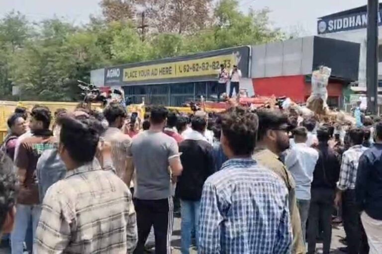 BJP युवा मोर्चा का  Bhopal में प्रदर्शन, Congress के खिलाफ जमकर लगाए नारे