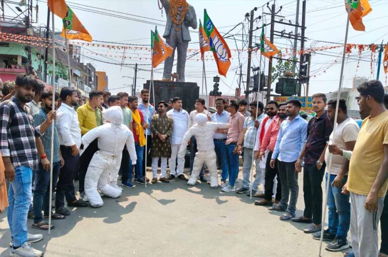 भाजपा युवा मोर्चा ने आज अंबेडकर चौराहा पर सोनिया गांधी और राहुल गांधी का पुतला दहन किया गया