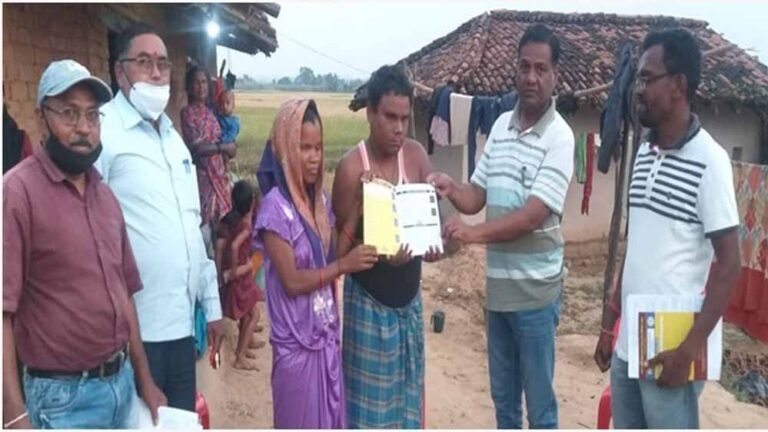 मनरेगा श्रमिकों को पानी पिलाकर कर रहे जीवन यापन दिव्यांग दम्पत्ति