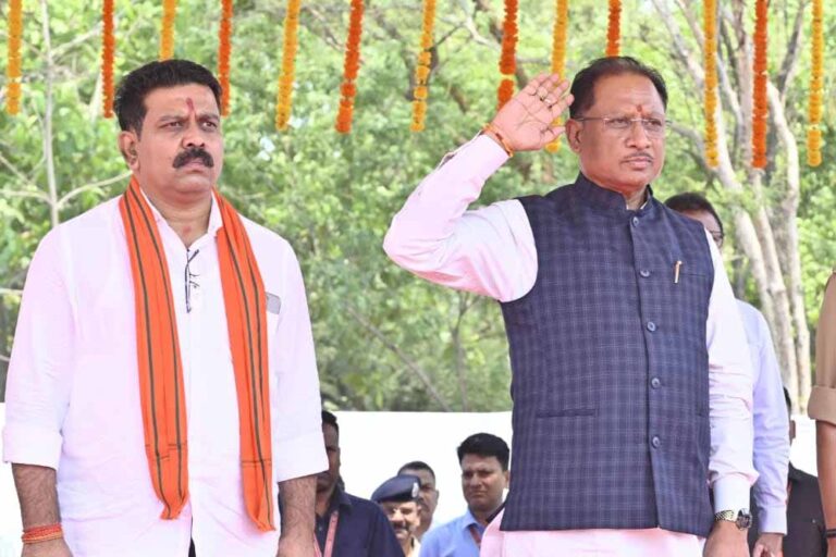 मुख्यमंत्री विष्णु देव साय ने 18 नए अग्निशमन वाहनों को दिखाई हरी झंडी