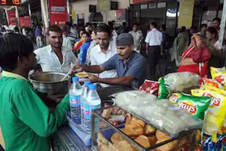 रेल यात्रियों की जेब पर पड़ेगा खानपान का बोझ, 16 की बजाए अब 20 रुपये में मिलेंगे दो समोसे