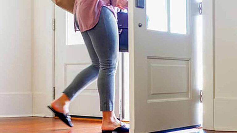 घर से बहार जाते समय ये 7 चीजें रखें पास, चारों दिशाओं से मिलेगी सफलता