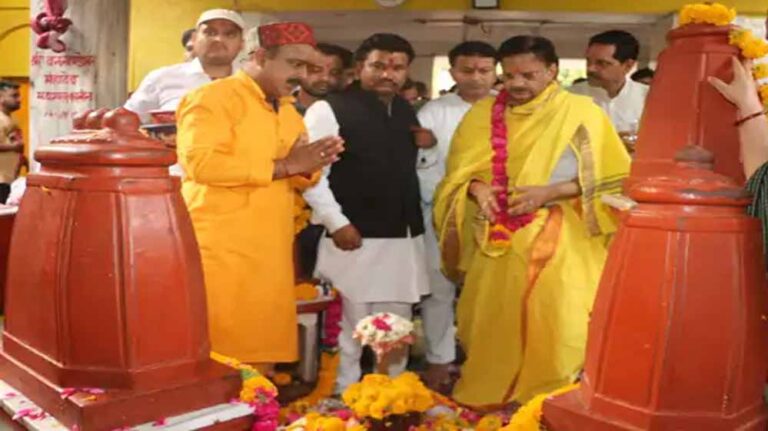 मध्य प्रदेश डिप्टी CM राजेंद्र शुक्ला पहुंचे दतिया मां बगलामुखी के किए दर्शन मध्य प्रदेश डिप्टी CM राजेंद्र शुक्ला पहुंचे दतिया मां बगलामुखी के किए दर्शन