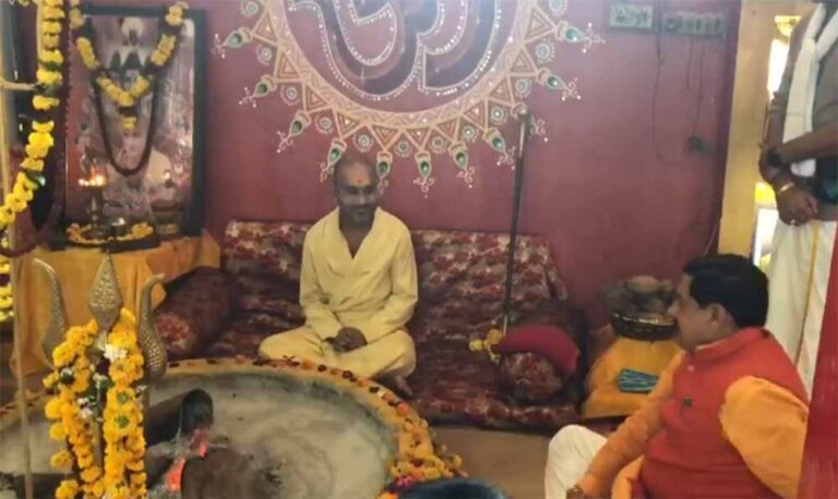 रामनवमी पर सीएम डॉ मोहन पहुंचे नर्मदापुरम के दरबार कुटी रामनवमी पर सीएम डॉ मोहन पहुंचे नर्मदापुरम के दरबार कुटी