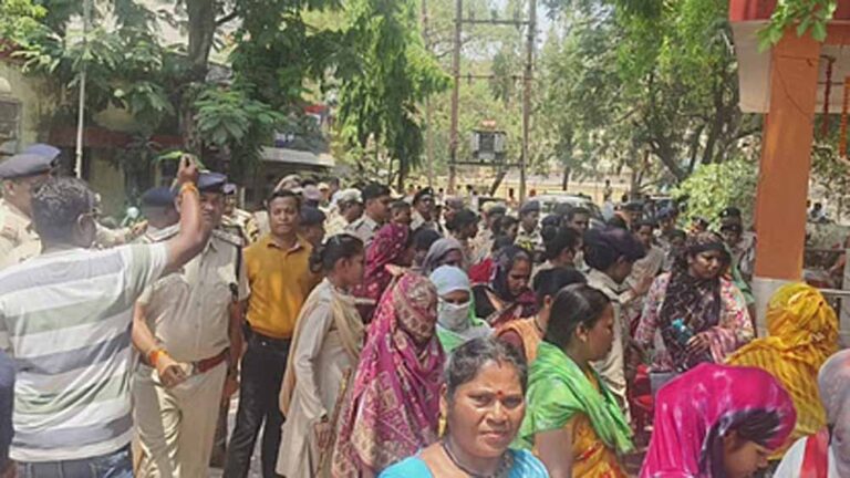 कार में बच्ची का शव मिलने से आक्रोशित लोगों ने किया थाने का घेराव, शव लेकर धरने पर बैठे परिजन