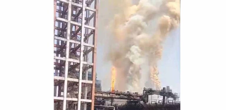 एनएमडीसी स्टील प्लांट में गैस लीक के बाद भीषण आग, करोड़ों का नुकसान
