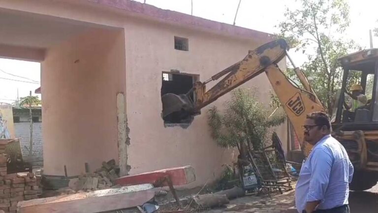 भिलाई में अवैध कब्जों पर चला निगम का बुलडोजर