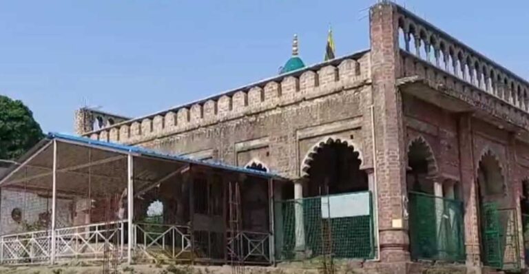 संभल में दरगाह शरीफ पर सरकारी जमीन पर कब्जे और अवैध वसूली का आरोप
