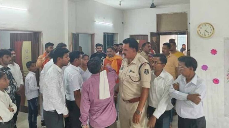 चांपा में धर्मांतरण का मामला आया सामने, बजरंग दल के हंगामे के बाद चार गिरफ्तार चांपा में धर्मांतरण का मामला आया सामने, बजरंग दल के हंगामे के बाद चार गिरफ्तार