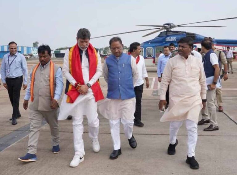 मुख्यमंत्री साय पहुंचे जगदलपुर, जनप्रतिनिधियों और प्रशासनिक अधिकारियों ने  किया स्वागत