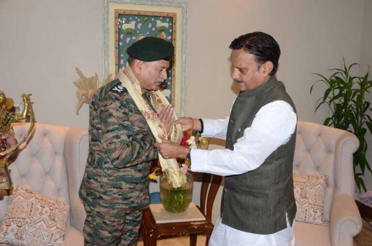 उप मुख्यमंत्री शुक्ल ने थलसेना अध्यक्ष जनरल उपेंद्र द्विवेदी का भोपाल स्थित निवास पर किया आत्मीय स्वागत उप मुख्यमंत्री शुक्ल ने थलसेना अध्यक्ष जनरल उपेंद्र द्विवेदी का भोपाल स्थित निवास पर किया आत्मीय स्वागत