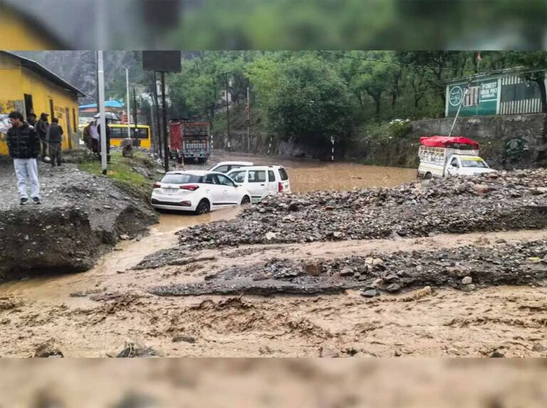 रामबन जिले में ओलों की बारिश और भूस्खलन के कारण अचानक आई बाढ़, तीन की मौत, 100 से अधिक लोगों को बचाया रामबन जिले में ओलों की बारिश और भूस्खलन के कारण अचानक आई बाढ़, तीन की मौत, 100 से अधिक लोगों को बचाया