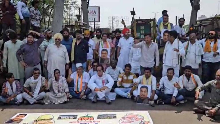 पूर्व विधायक उपाध्याय ने बीजेपी पर साधा निशाना, कुम्हारी टोल प्लाजा पर कांग्रेस का अनोखा प्रदर्शन