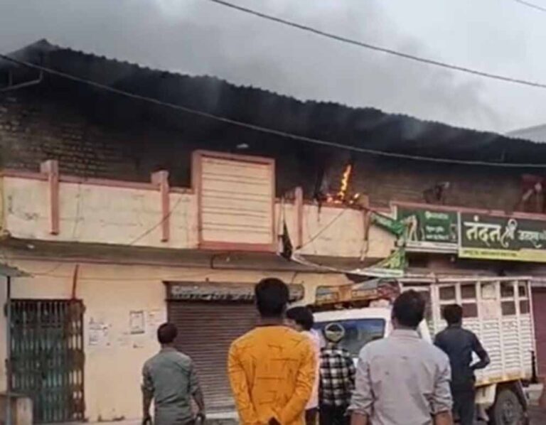 जनरल स्टोर में लगी आग, लाखों रुपये का सामान खाक