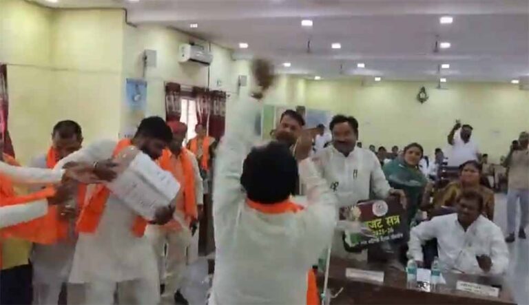 बिरगांव नगर निगम में बवाल, विपक्ष के पार्षदों ने महापौर के टेबल पर डाला पानी बिरगांव नगर निगम में बवाल, विपक्ष के पार्षदों ने महापौर के टेबल पर डाला पानी