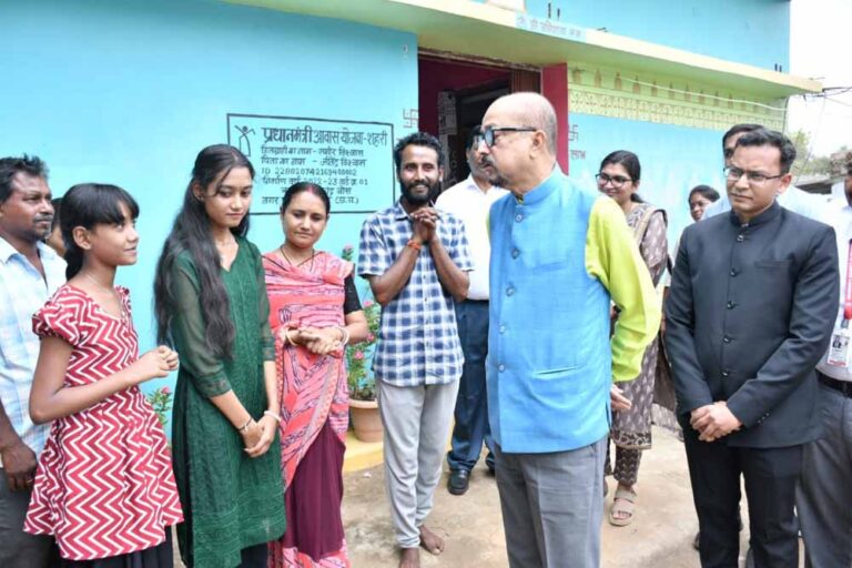 सुकमा में पीएम आवास लाभान्वित परिवार के घर पहुंचे राज्यपाल सुकमा में पीएम आवास लाभान्वित परिवार के घर पहुंचे राज्यपाल