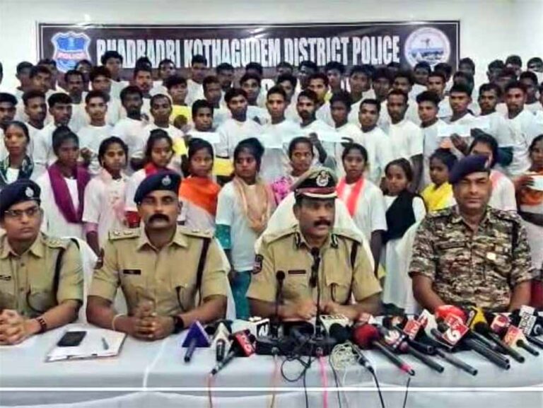 केंद्रीय गृहमंत्री शाह के दौरे के बीच 86 नक्सलियों ने छोड़ा हिंसा का रास्ता, आईजी के समक्ष किया आत्मसमर्पण केंद्रीय गृहमंत्री शाह के दौरे के बीच 86 नक्सलियों ने छोड़ा हिंसा का रास्ता, आईजी के समक्ष किया आत्मसमर्पण