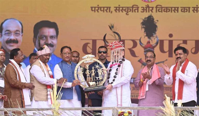 केंद्रीय गृहमंत्री अमित शाह ने बस्तर पण्डुम को अगले वर्ष से राष्ट्रीय महोत्सव के रूप में मनाने की घोषणा की केंद्रीय गृहमंत्री अमित शाह ने बस्तर पण्डुम को अगले वर्ष से राष्ट्रीय महोत्सव के रूप में मनाने की घोषणा की