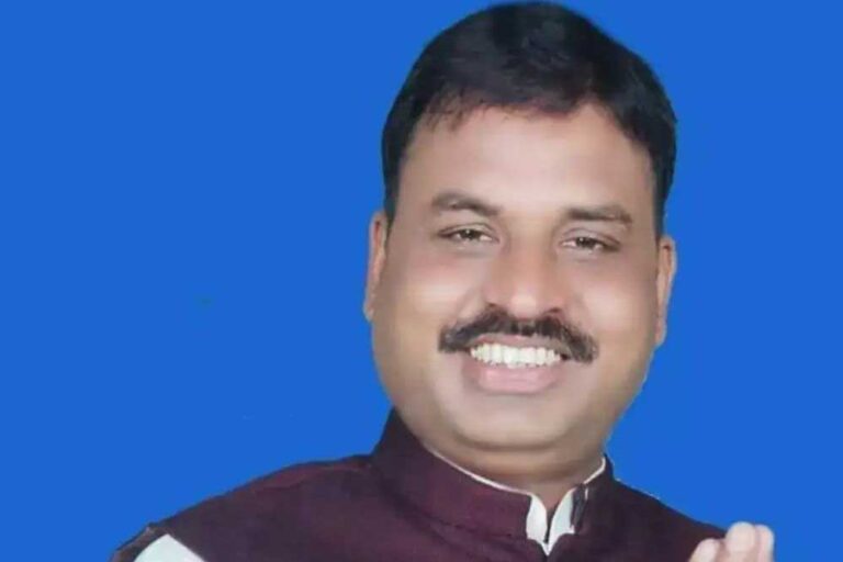 बक्सर जिला कांग्रेस अध्यक्ष डॉ. मनोज कुमार पांडे को पार्टी ने निलंबित कर दिया