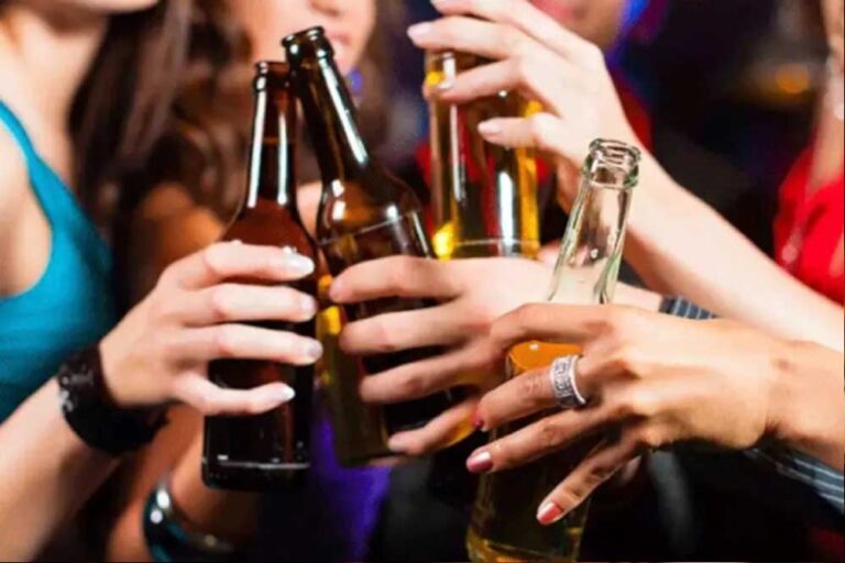 देश के इन राज्यों में महिलाओं ने शराब पीने में पुरषों को पीछे छोड़ा, जानिए टॉप पर कौन? देश के इन राज्यों में महिलाओं ने शराब पीने में पुरषों को पीछे छोड़ा, जानिए टॉप पर कौन?